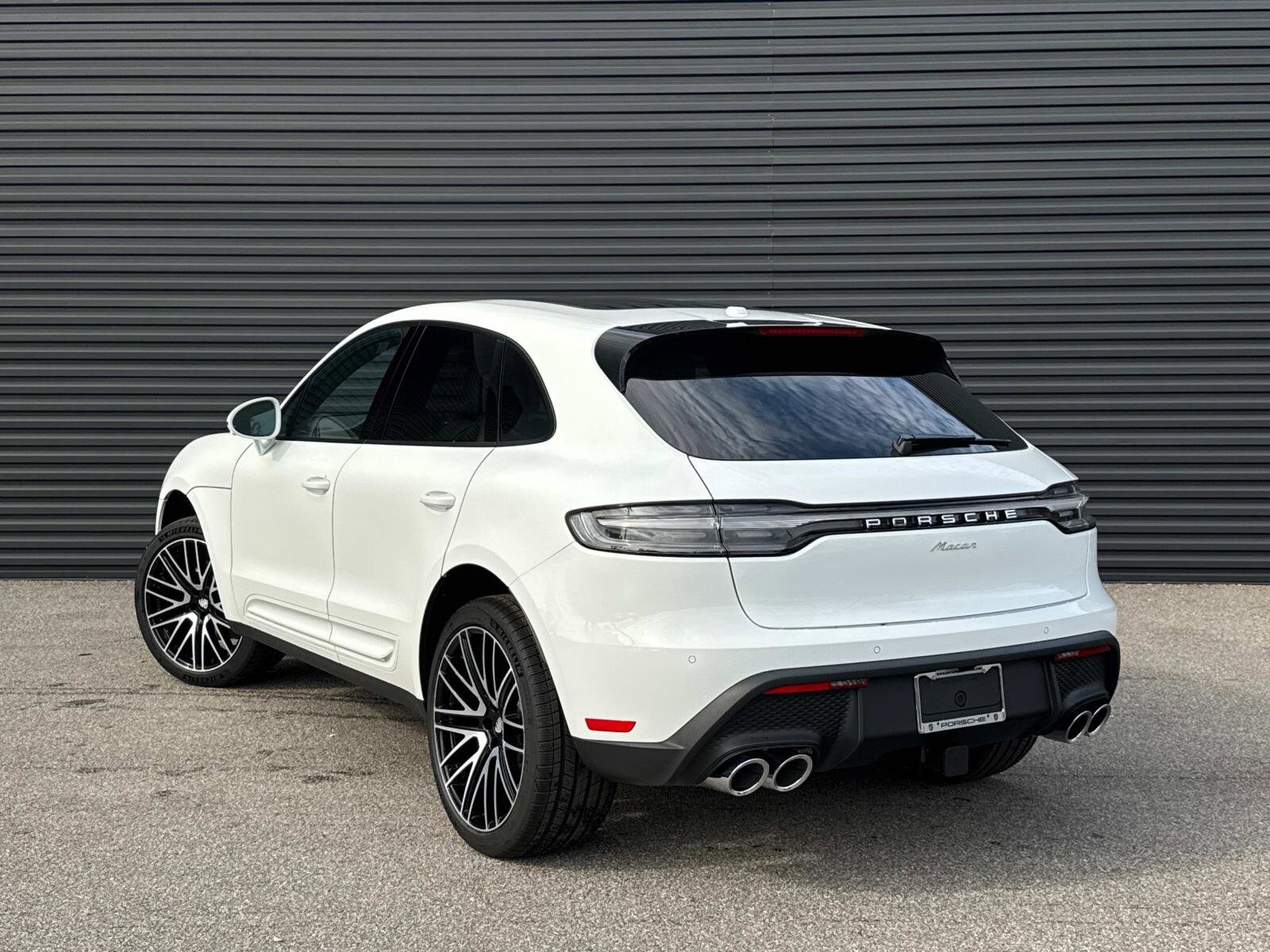 2025 Porsche Macan photo 3