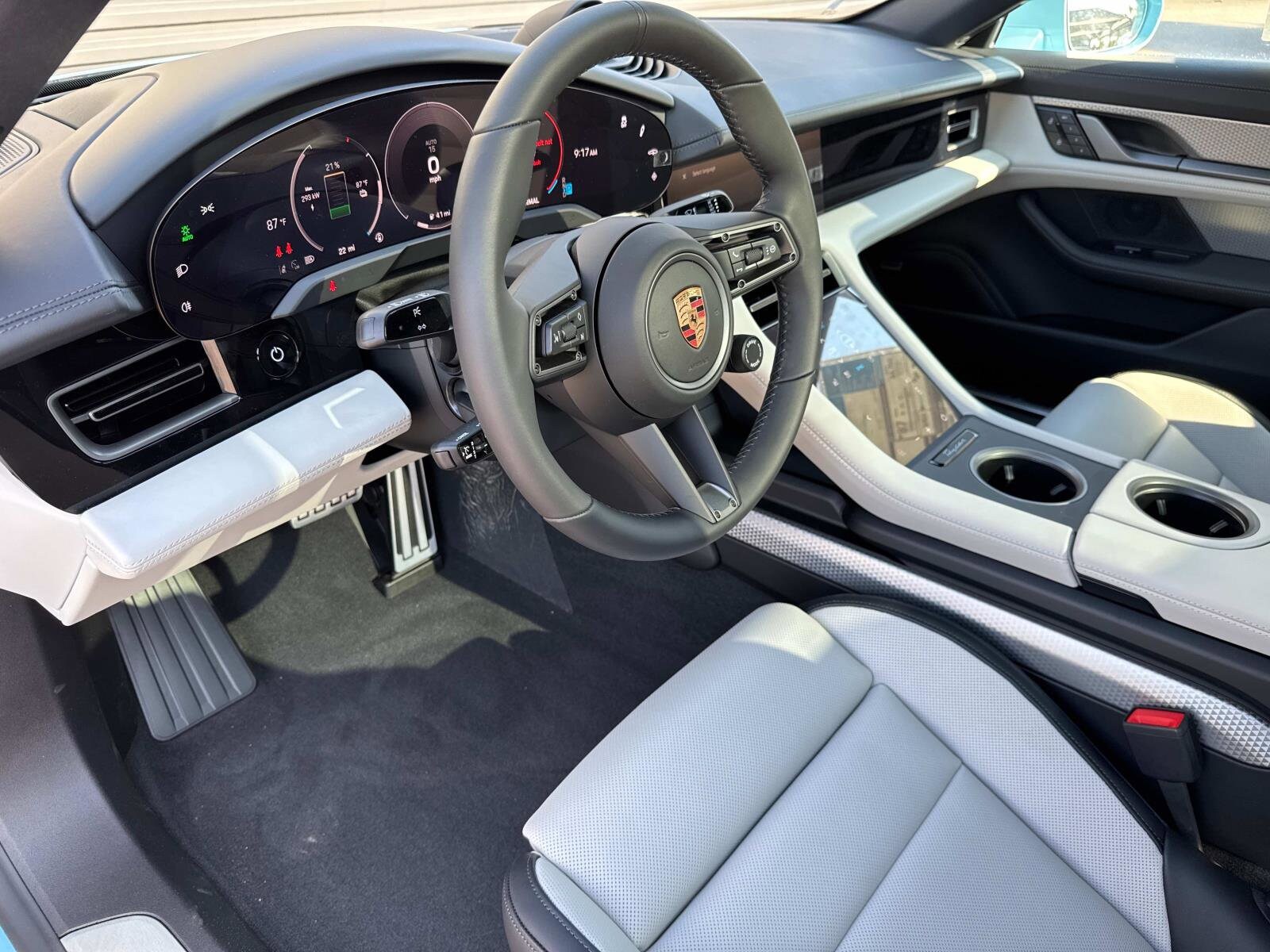 2025 Porsche Taycan 4 photo 4