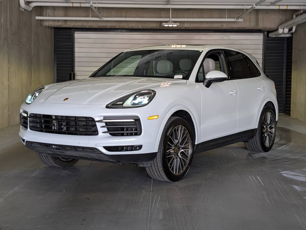 2023 Porsche Cayenne Platinum Edition's photo