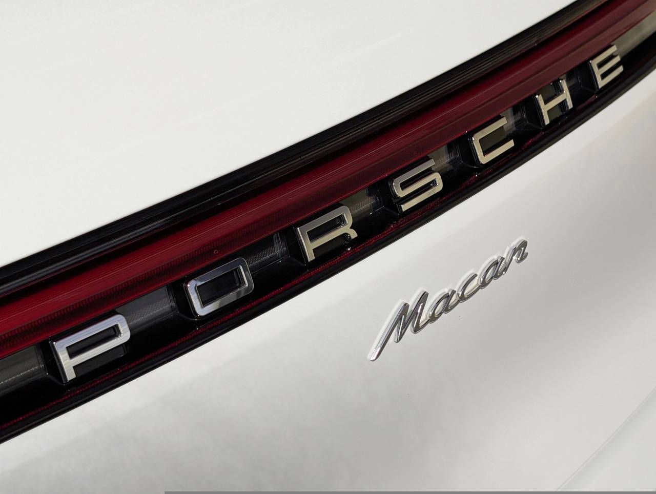 2025 Porsche Macan - Photo 15