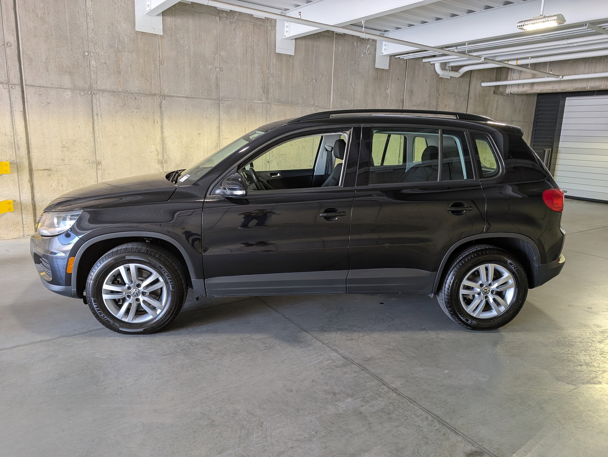 Used 2017 Volkswagen Tiguan Limited Base with VIN WVGBV7AX2HK008515 for sale in Littleton, CO