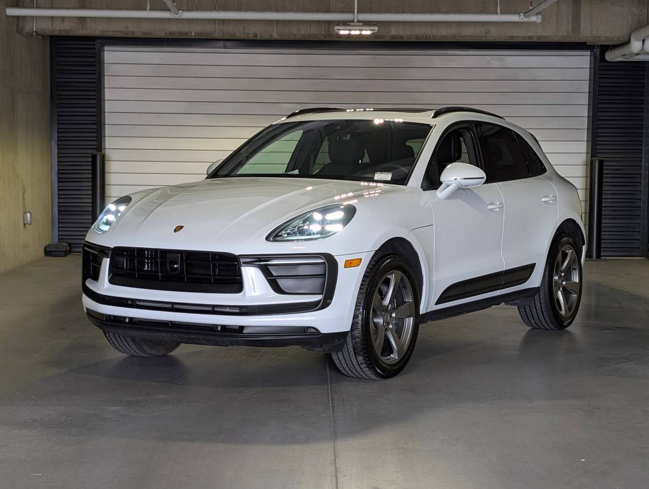 2025 Porsche Macan's photo