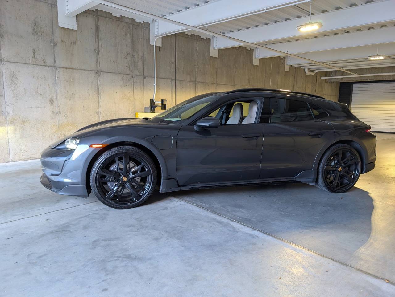 2022 Porsche Taycan Cross Turismo 4 photo 2