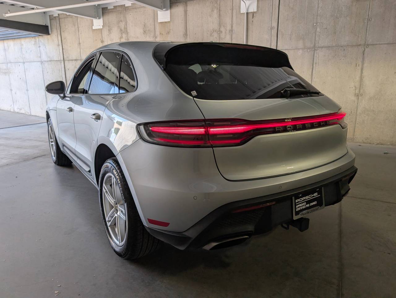 2025 Porsche Macan photo 3