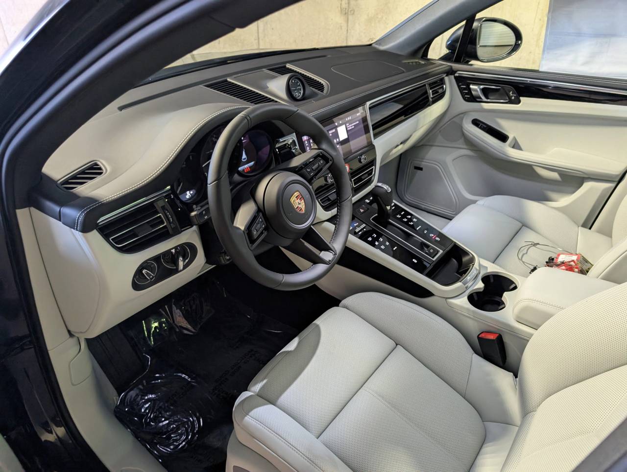 2026 Porsche Macan T photo 4