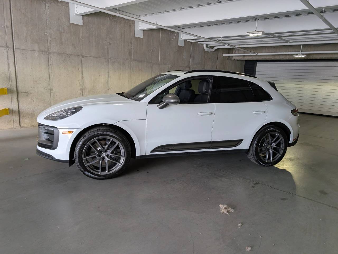 2025 Porsche Macan T photo 2