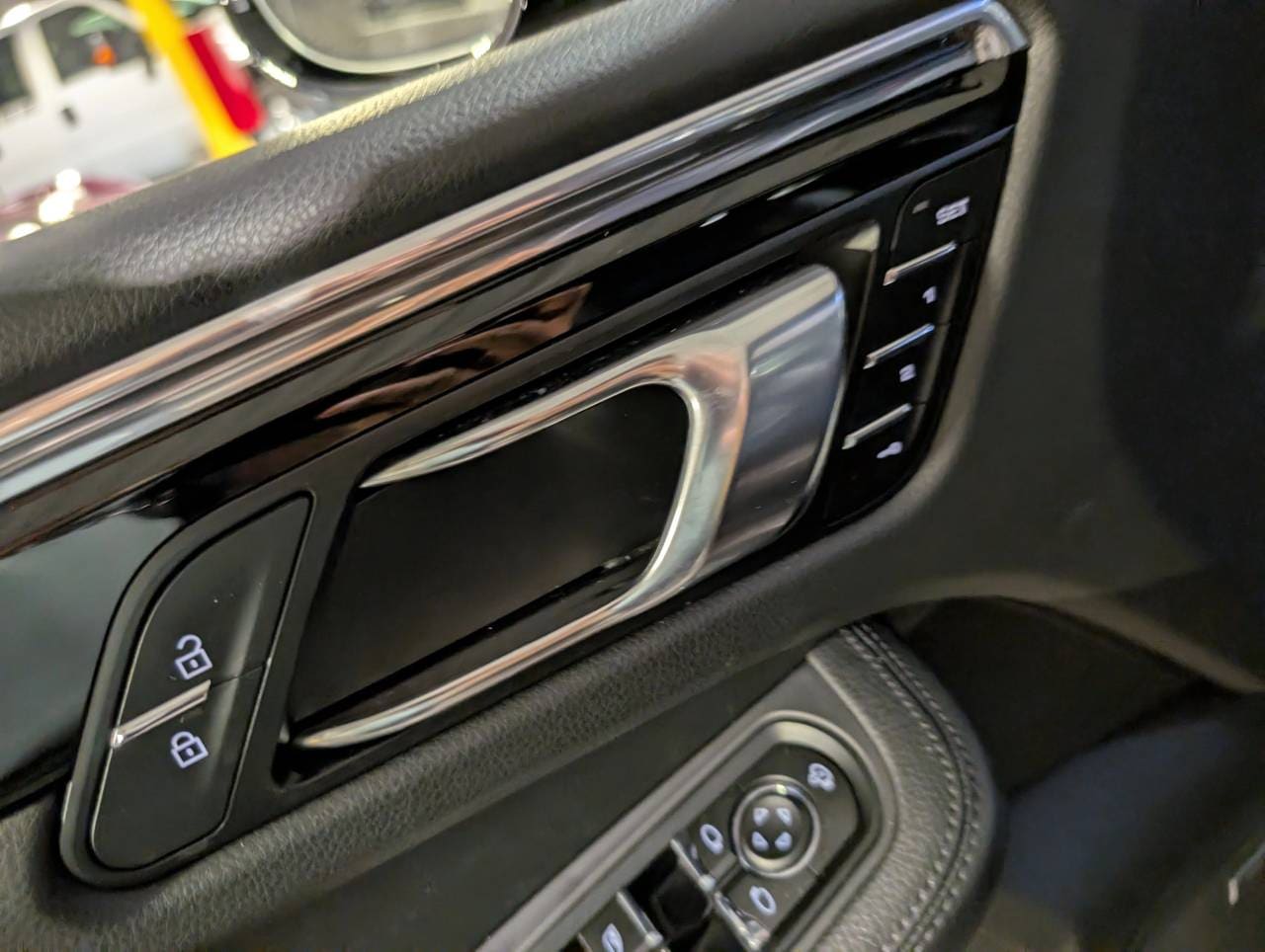 2025 Porsche Macan - Photo 18