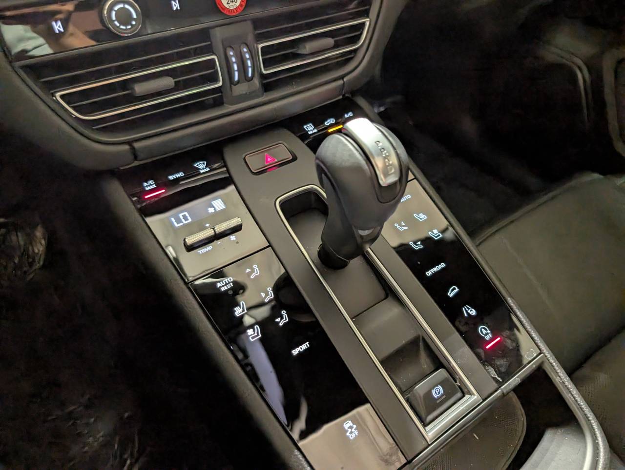 2025 Porsche Macan - Photo 35