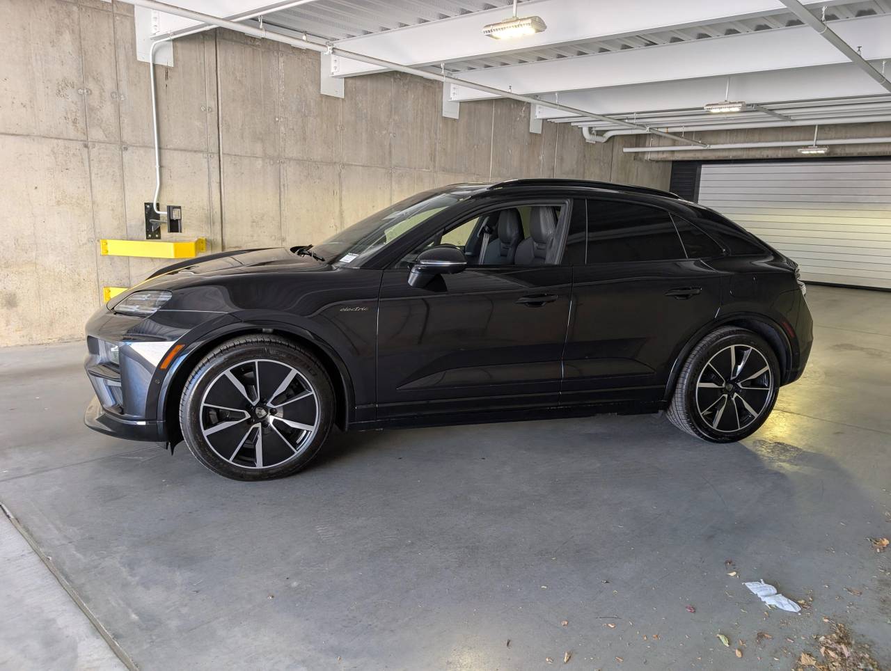 2025 Porsche Macan Electric Turbo photo 2