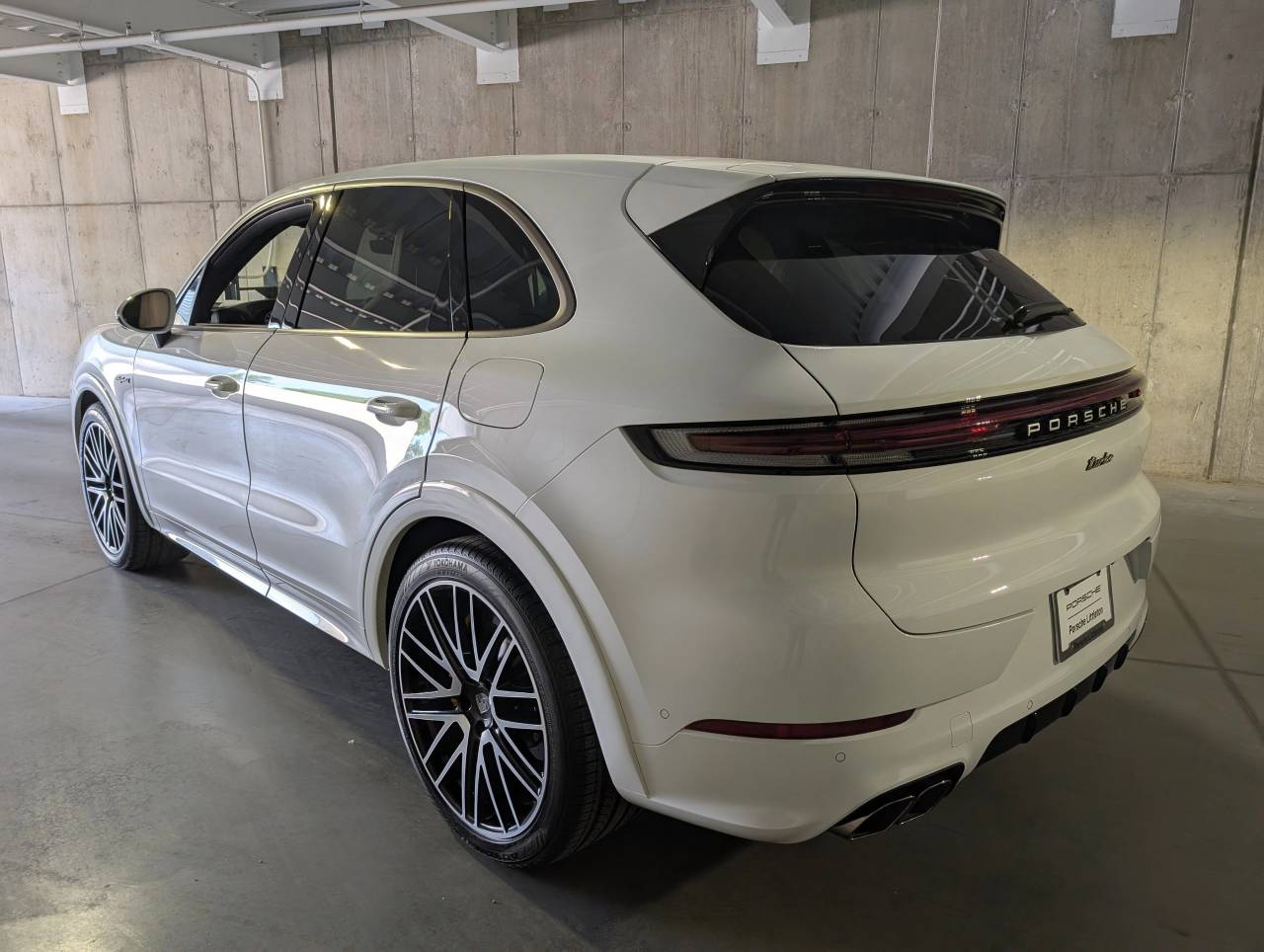 2025 Porsche Cayenne Turbo E-Hybrid photo 3