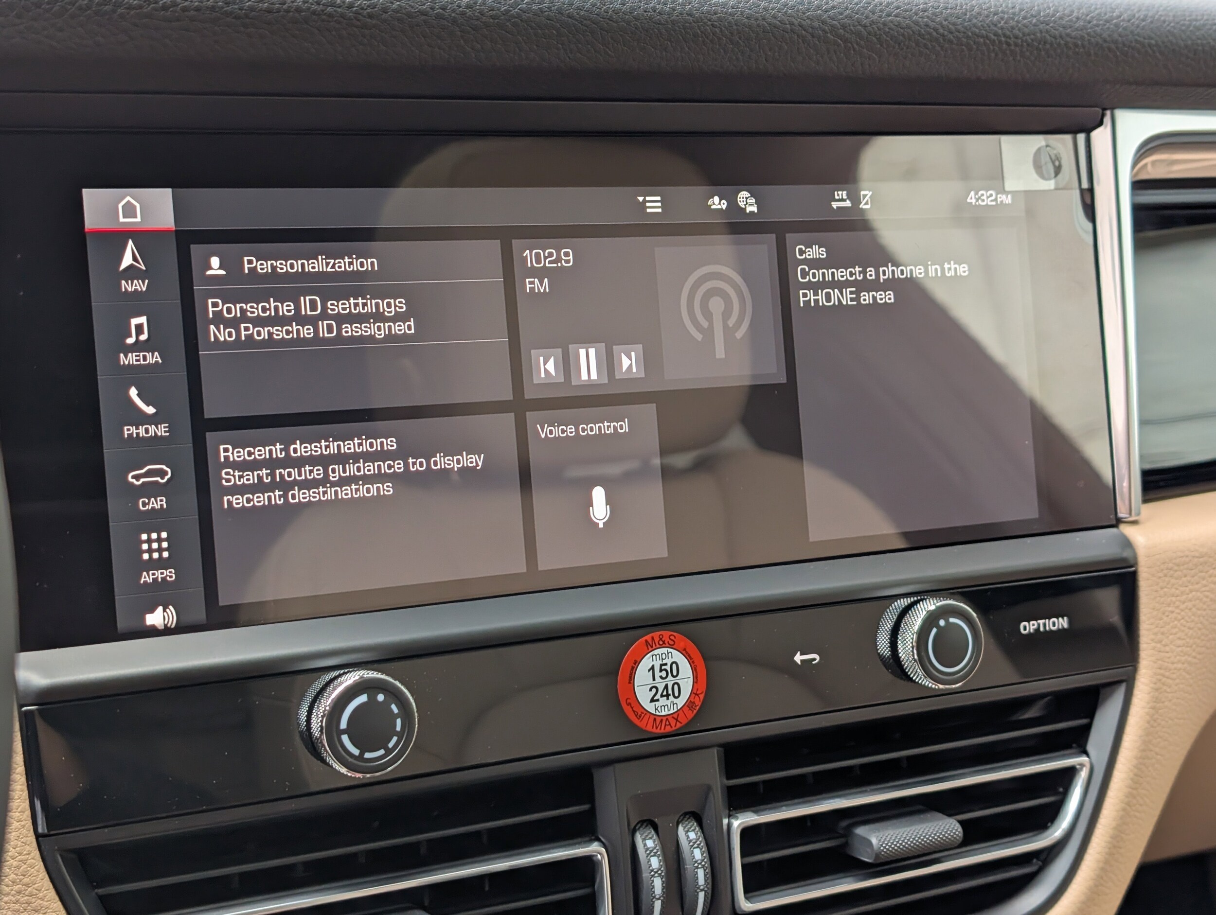 2025 Porsche Macan - Photo 35