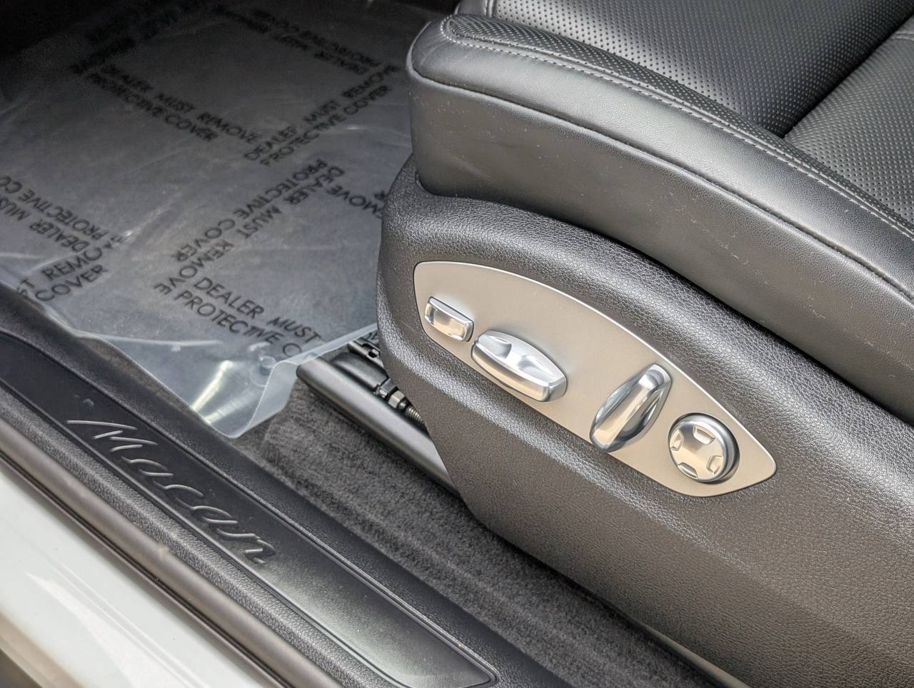 2025 Porsche Macan - Photo 17