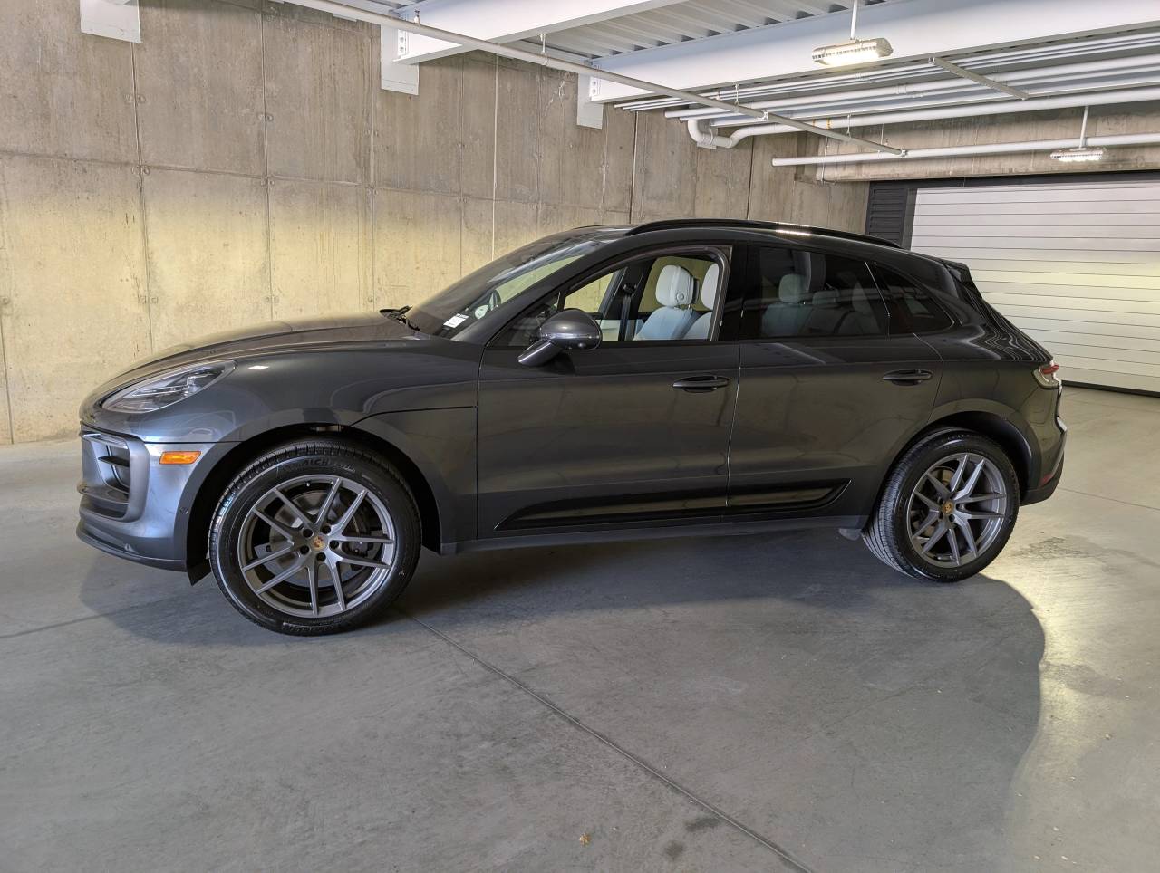 2022 Porsche Macan photo 2