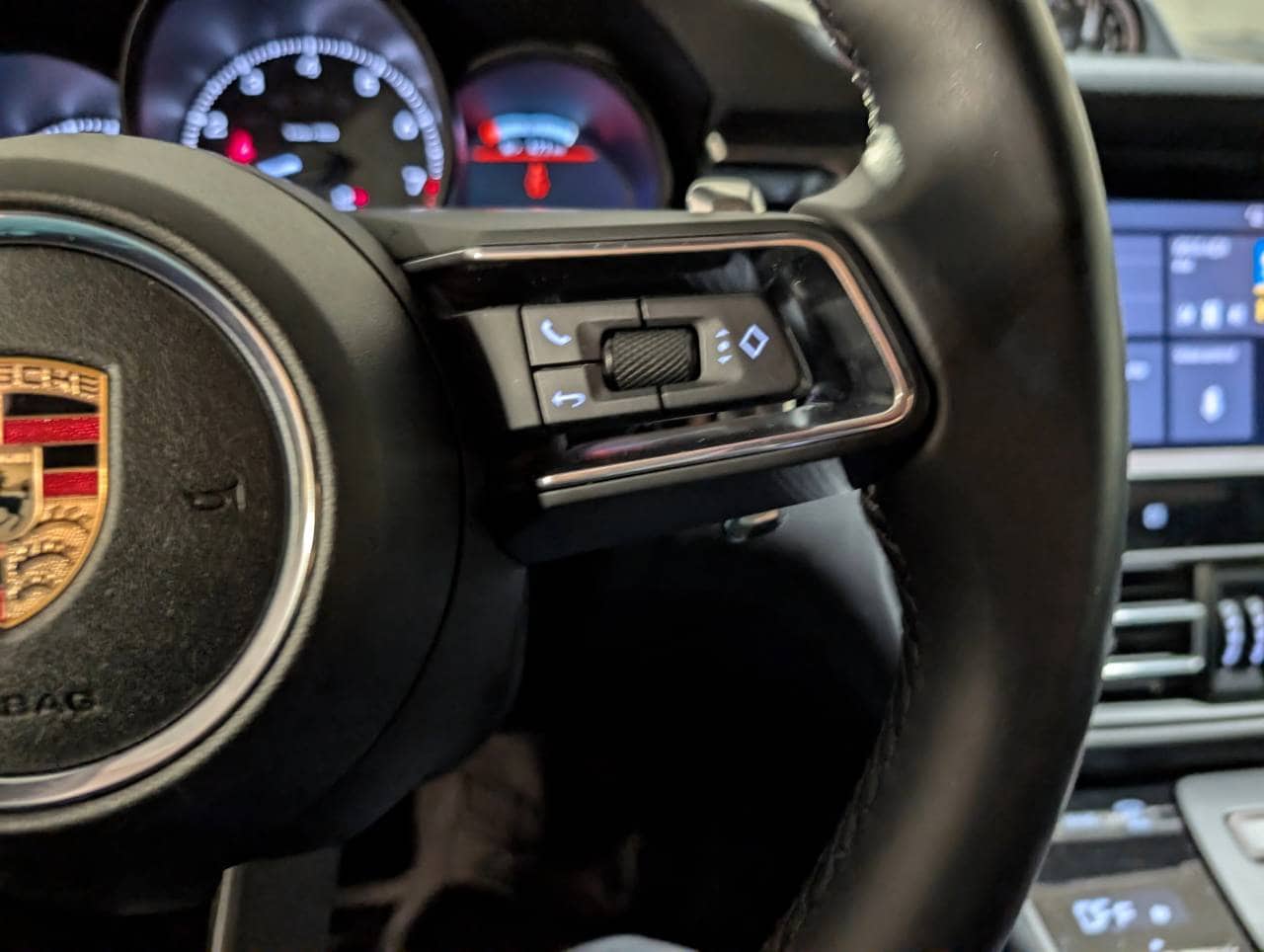 2025 Porsche Macan - Photo 32