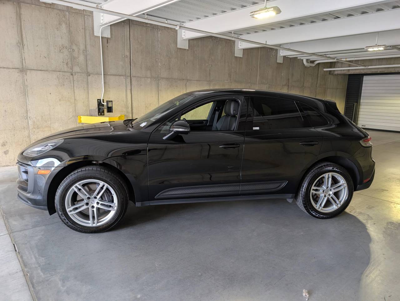 2024 Porsche Macan photo 2