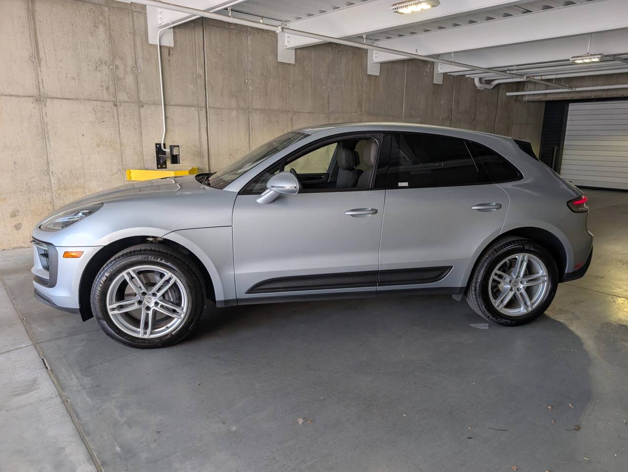 2025 Porsche Macan photo 2