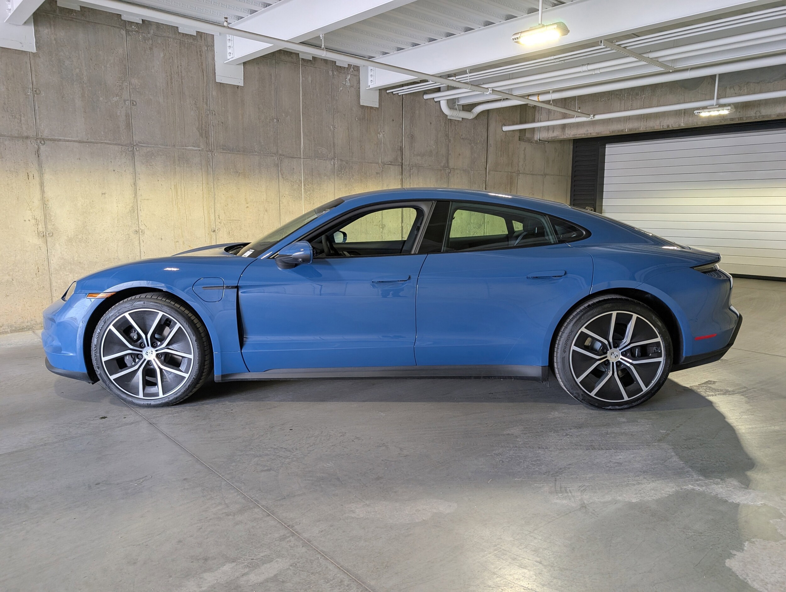 2025 Porsche Taycan 4 photo 2