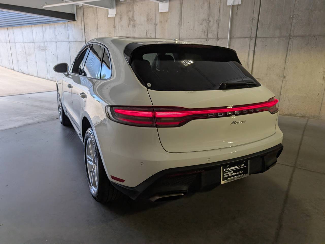2025 Porsche Macan photo 3