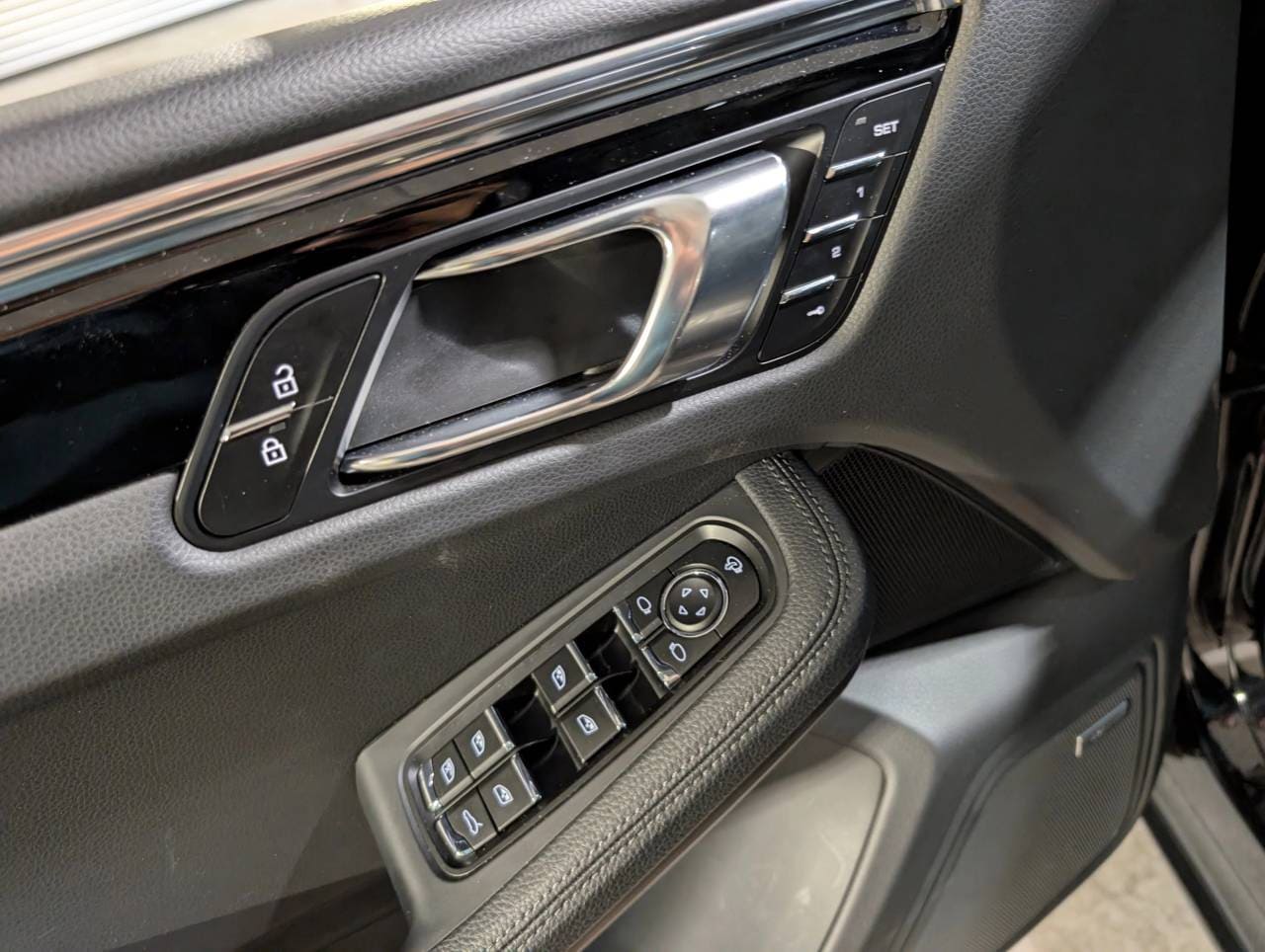 2025 Porsche Macan - Photo 29