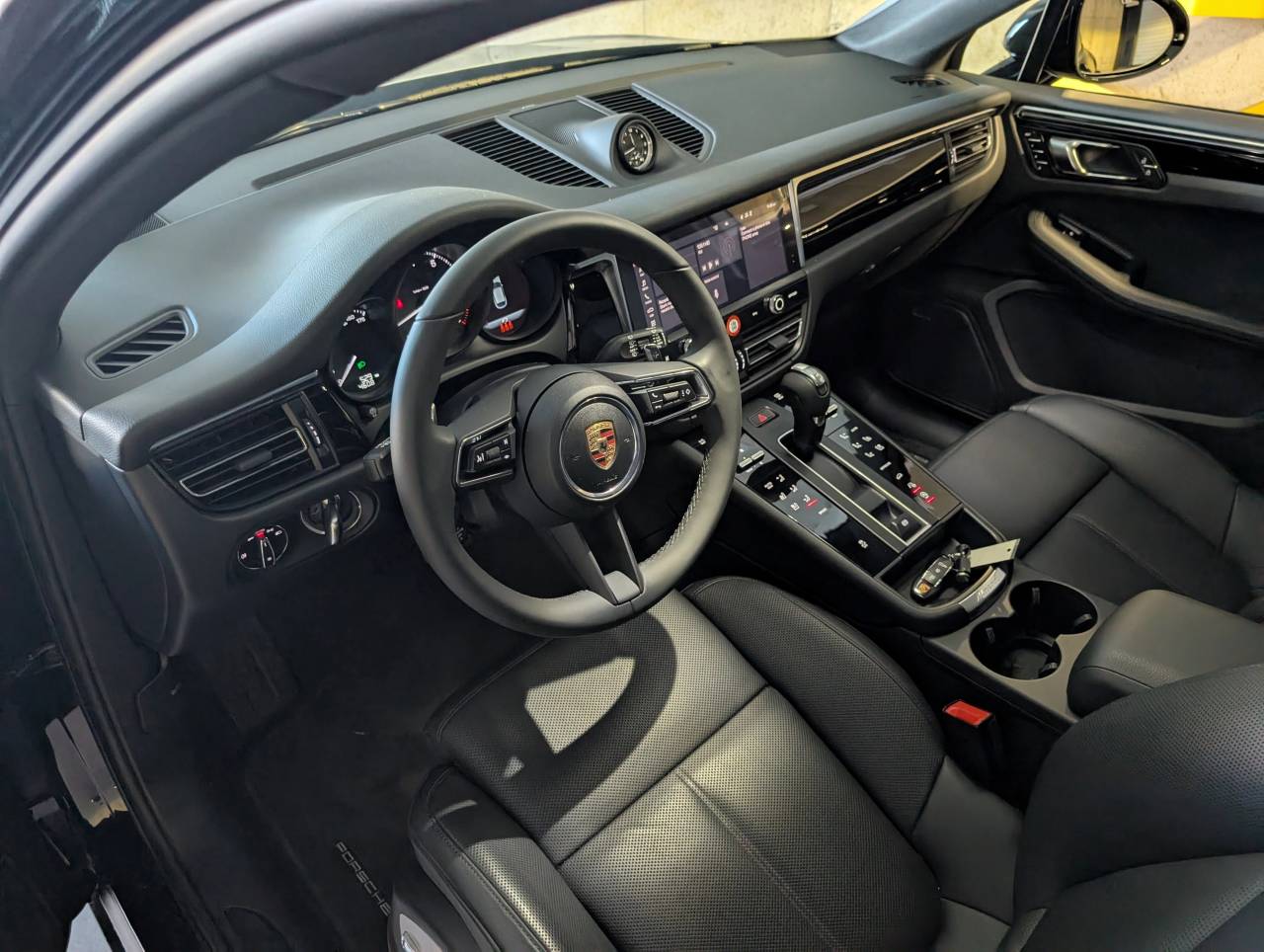 2025 Porsche Macan photo 4