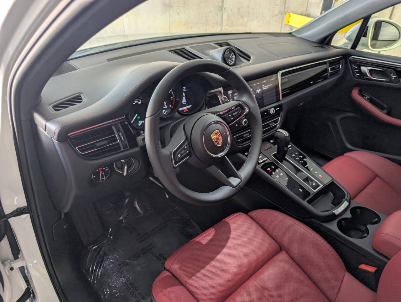 2025 Porsche Macan T photo 4