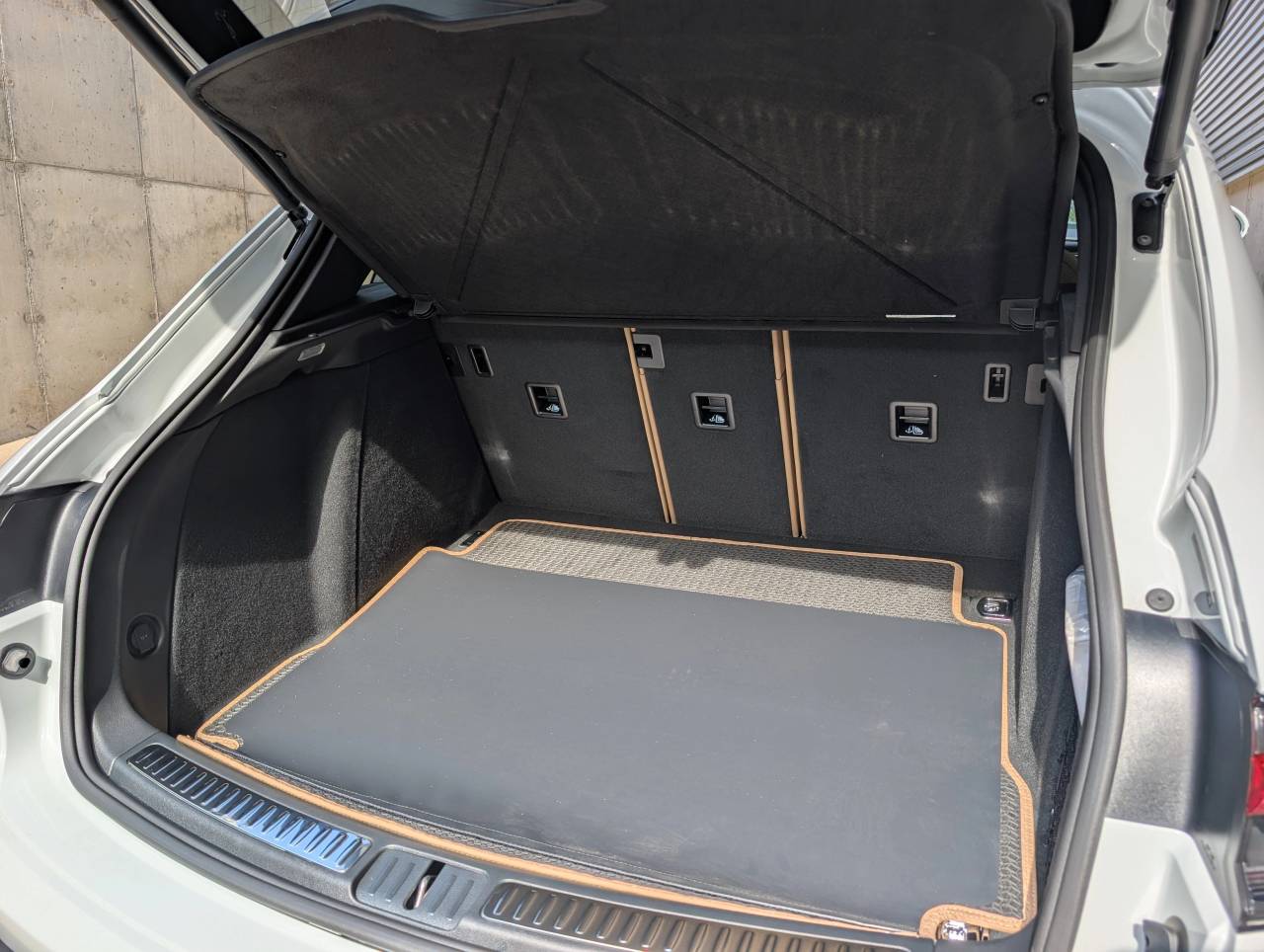 2025 Porsche Macan - Photo 24