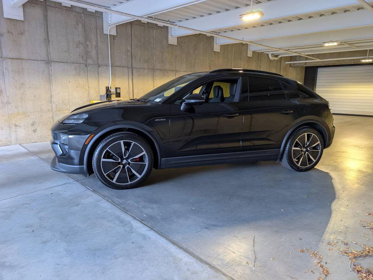 2025 Porsche Macan Electric photo 2