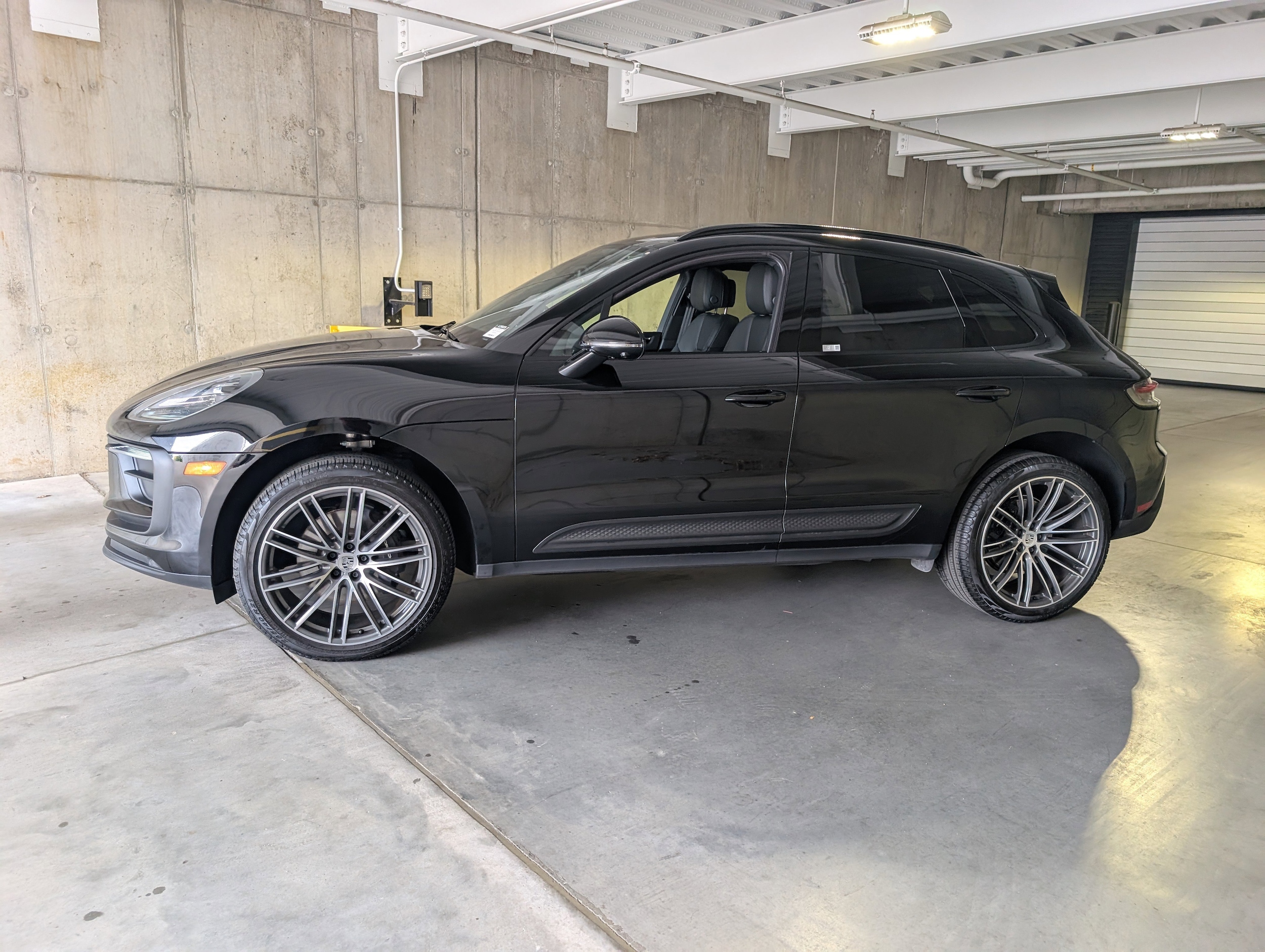 2025 Porsche Macan T photo 2