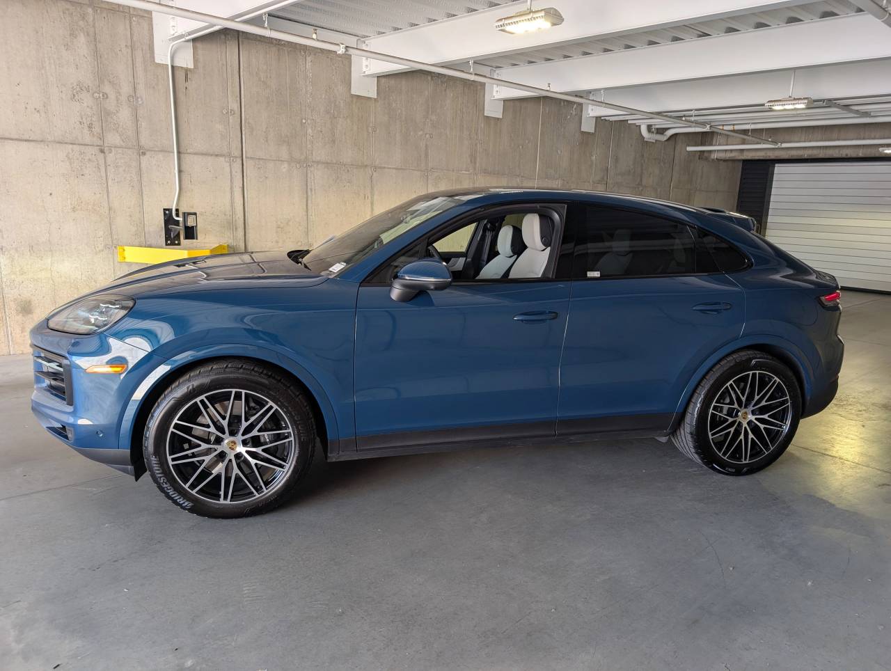 2024 Porsche Cayenne photo 2