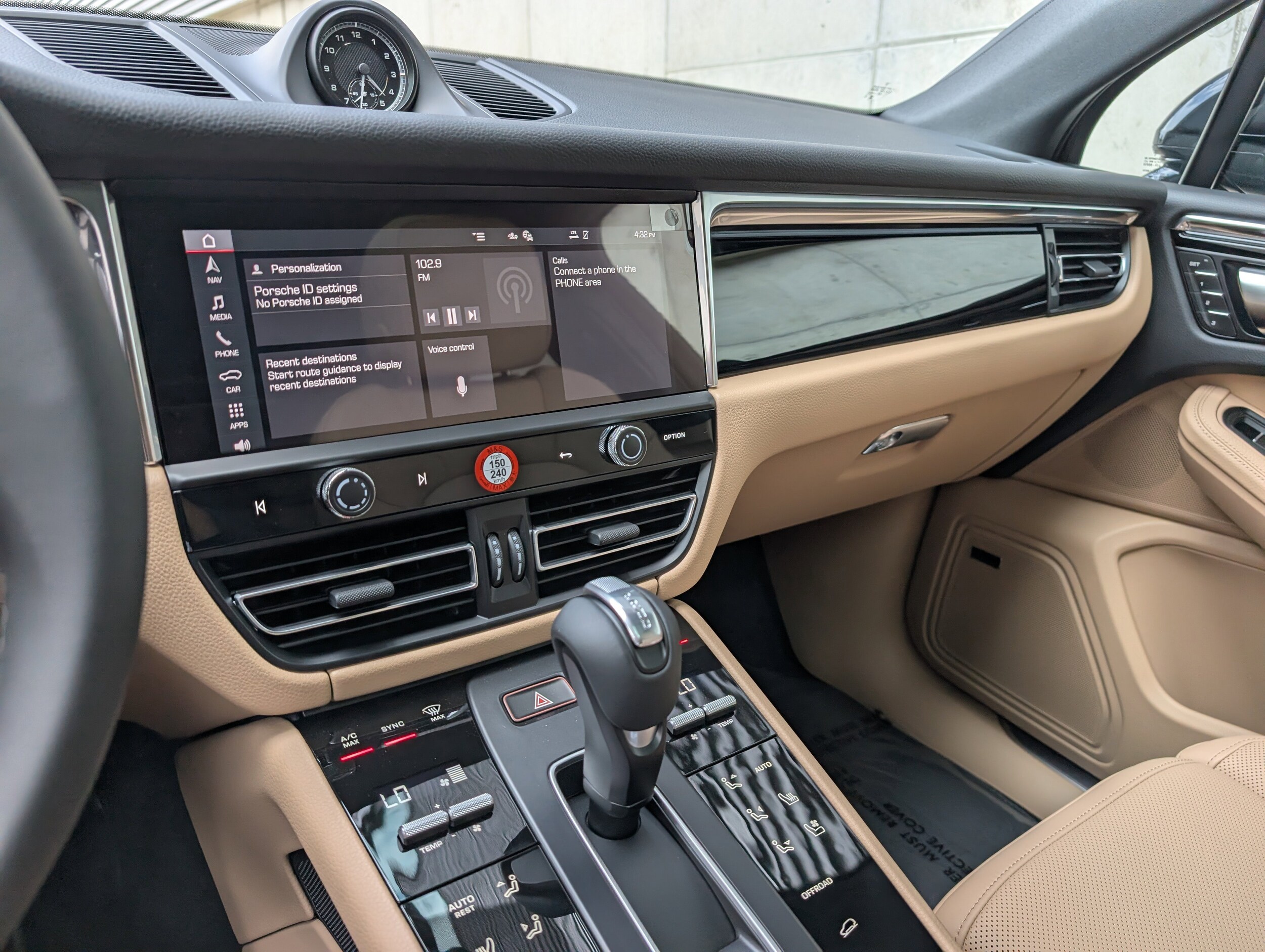 2025 Porsche Macan - Photo 34