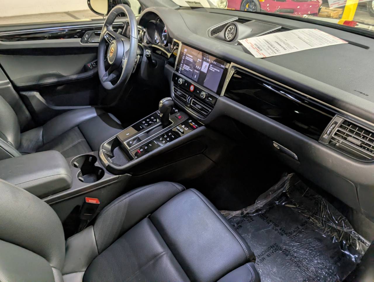2025 Porsche Macan - Photo 24