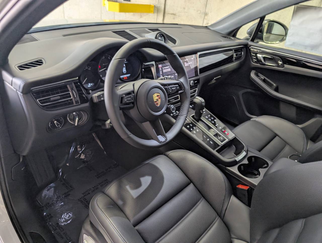 2025 Porsche Macan T photo 4