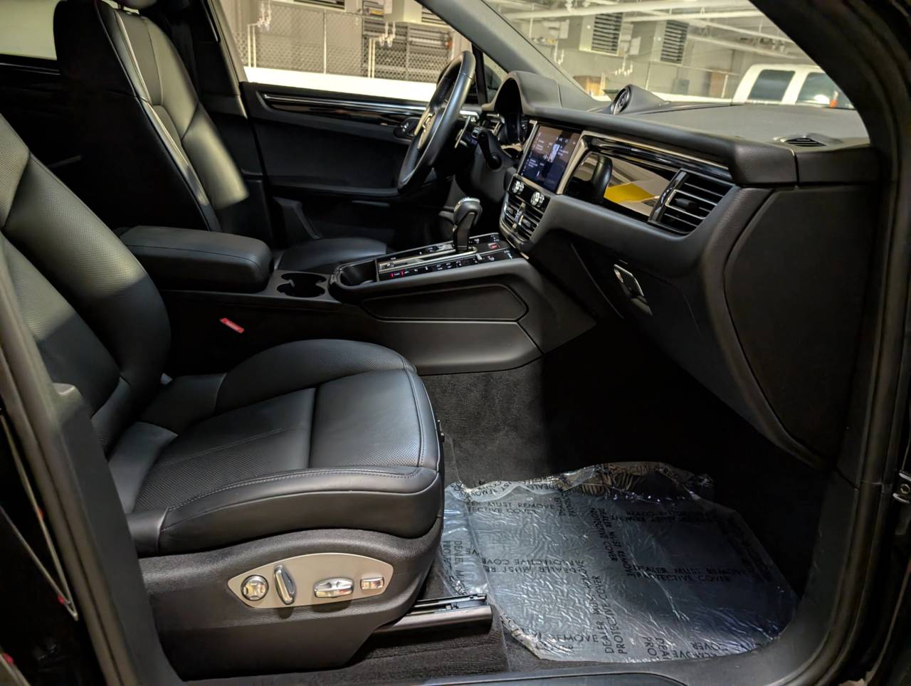 2025 Porsche Macan - Photo 20