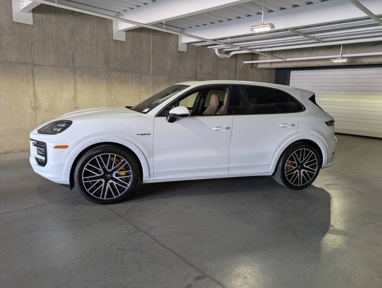 2025 Porsche Cayenne Turbo E-Hybrid photo 2