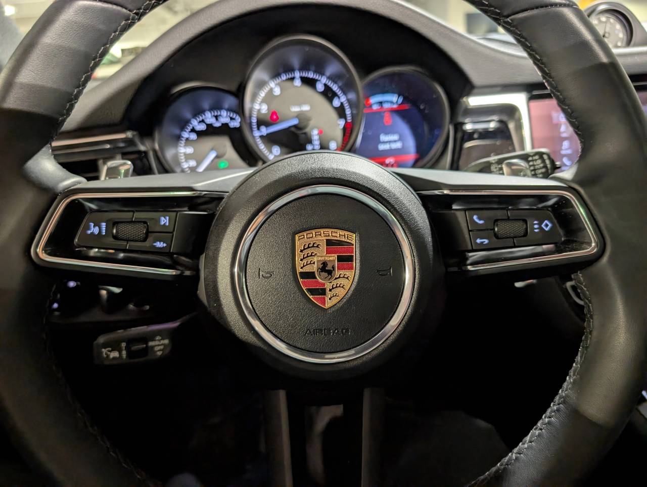 2025 Porsche Macan - Photo 25