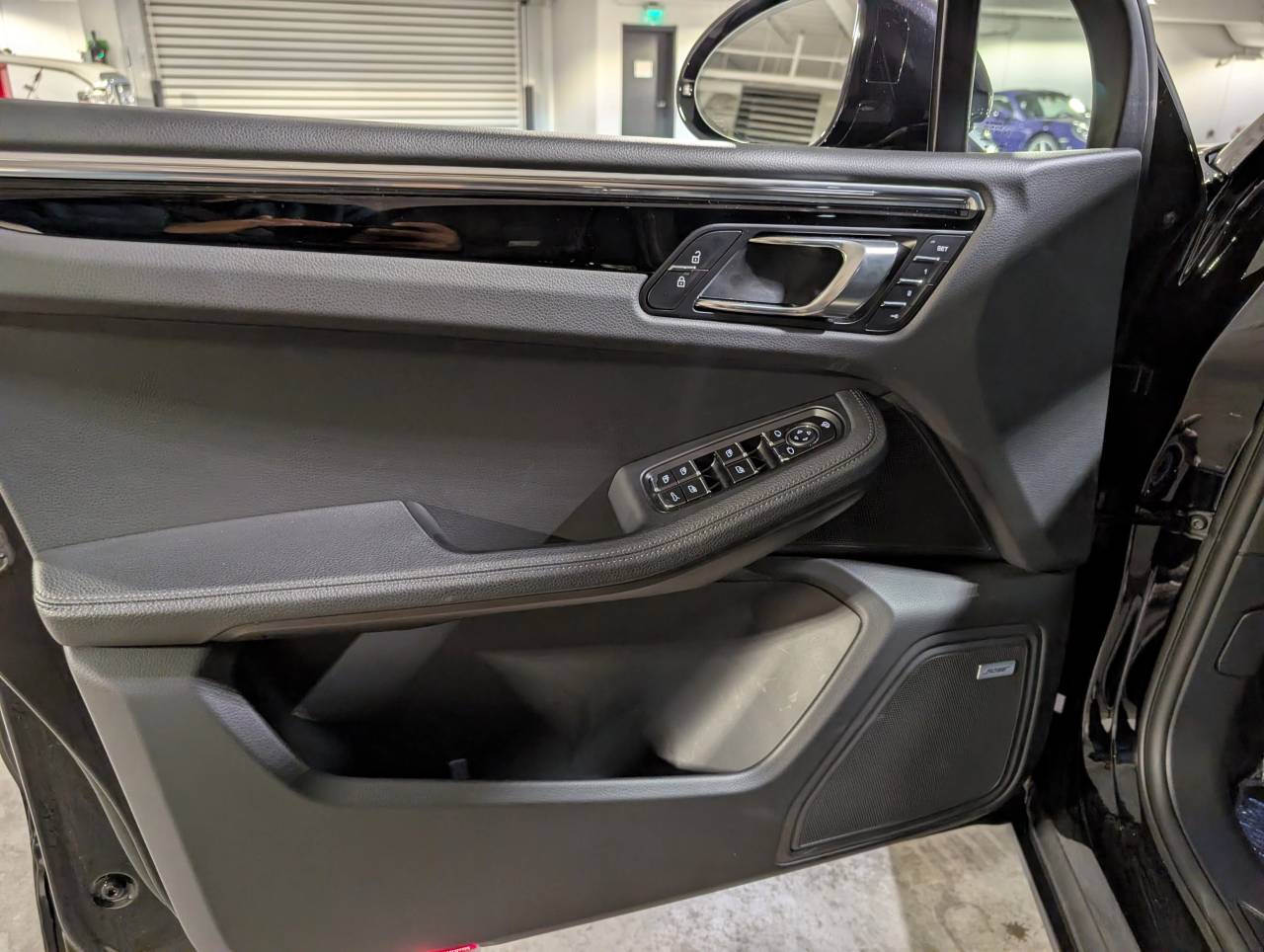 2025 Porsche Macan - Photo 28