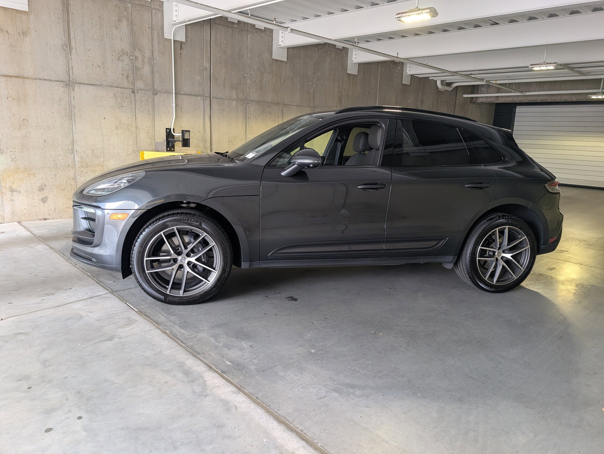 2025 Porsche Macan T photo 2