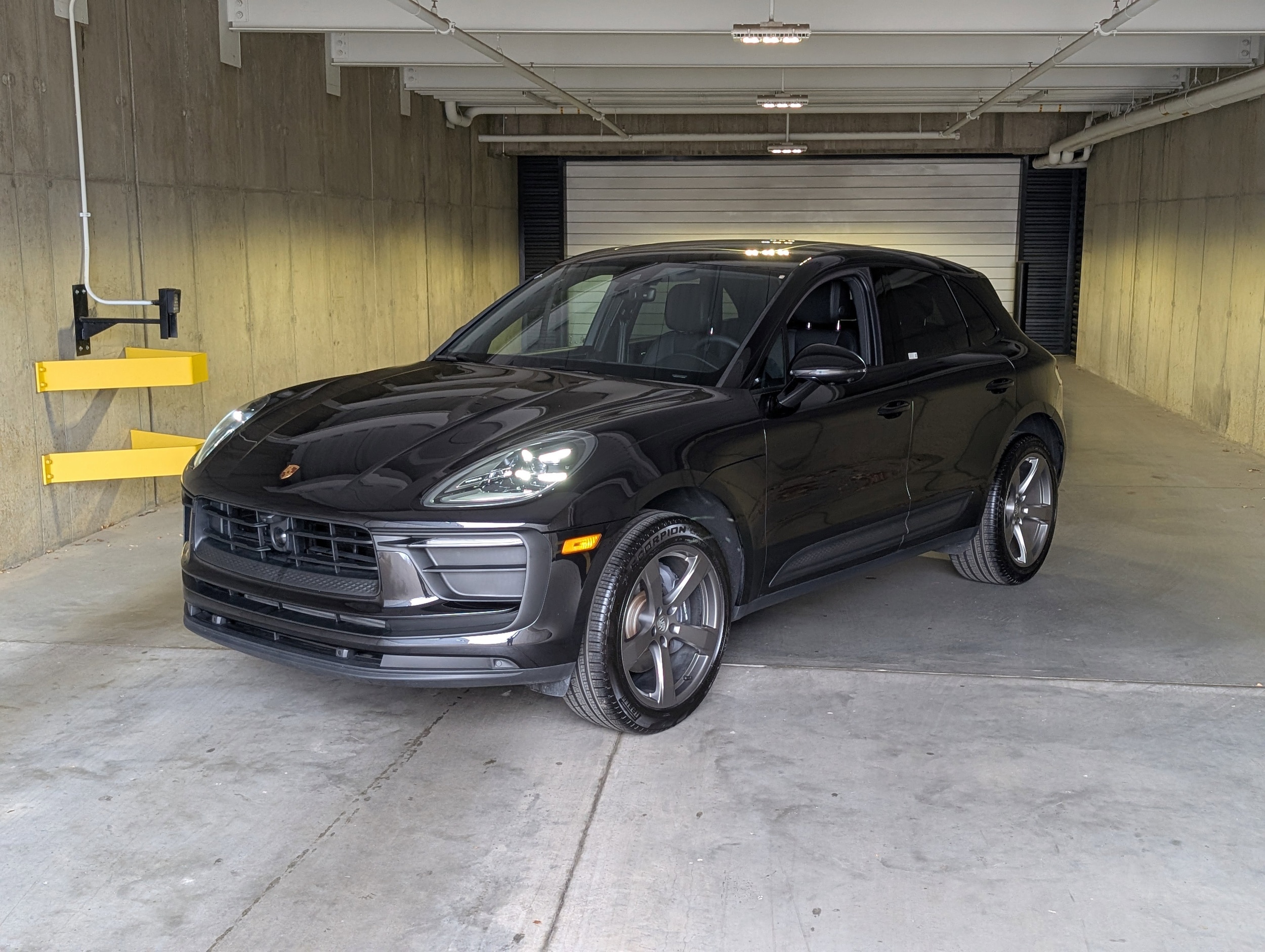 2025 Porsche Macan's photo