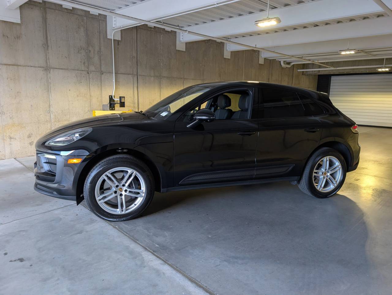 2025 Porsche Macan photo 2