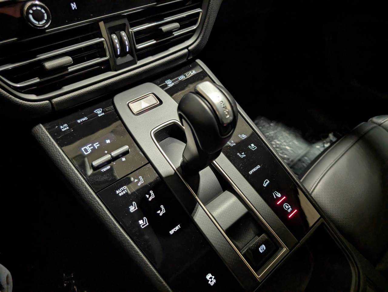 2025 Porsche Macan - Photo 39
