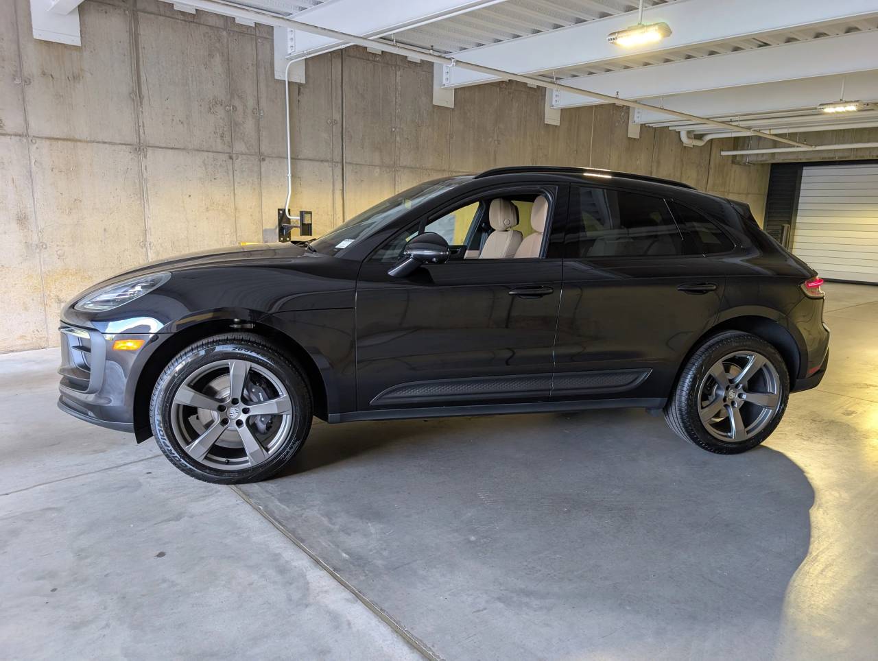 2026 Porsche Macan T photo 2
