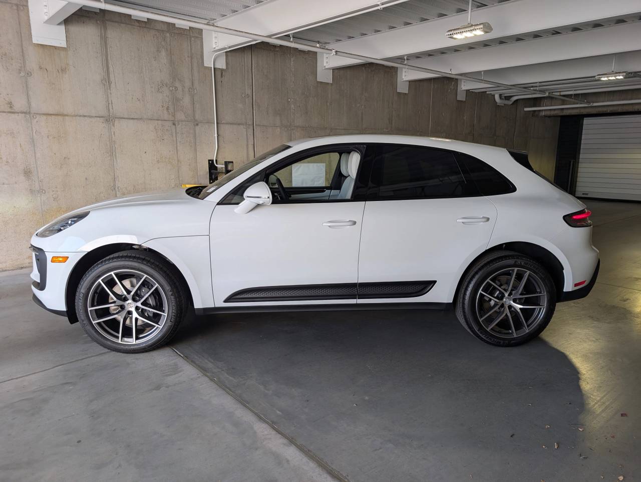 2026 Porsche Macan T photo 2
