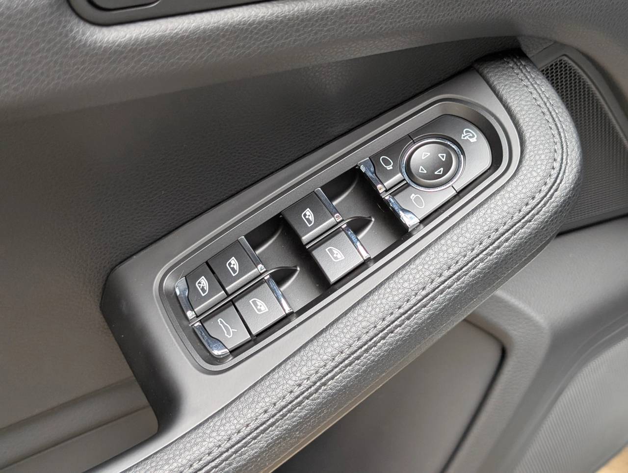 2025 Porsche Macan - Photo 20