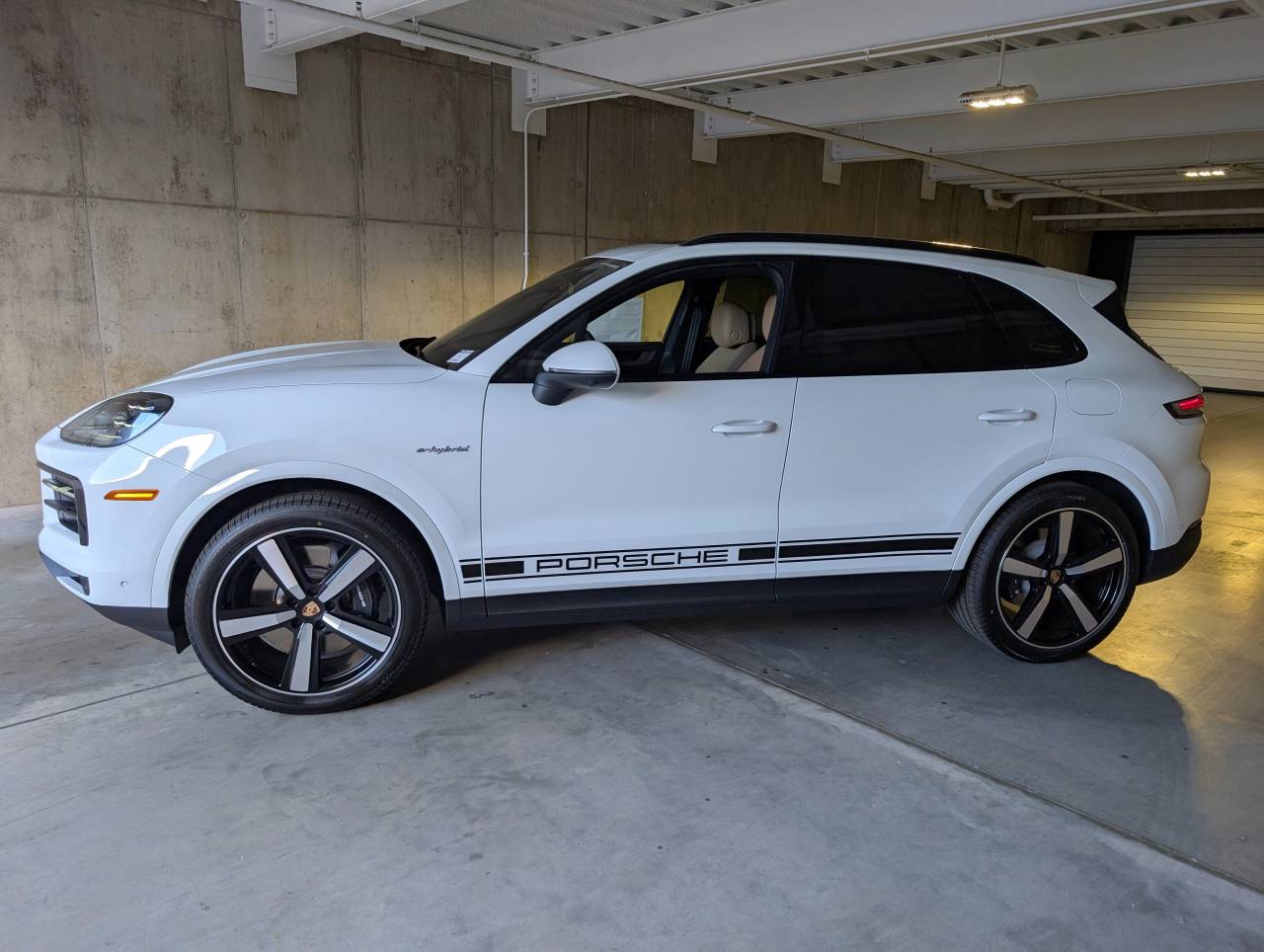 2026 Porsche Cayenne E-Hybrid photo 2