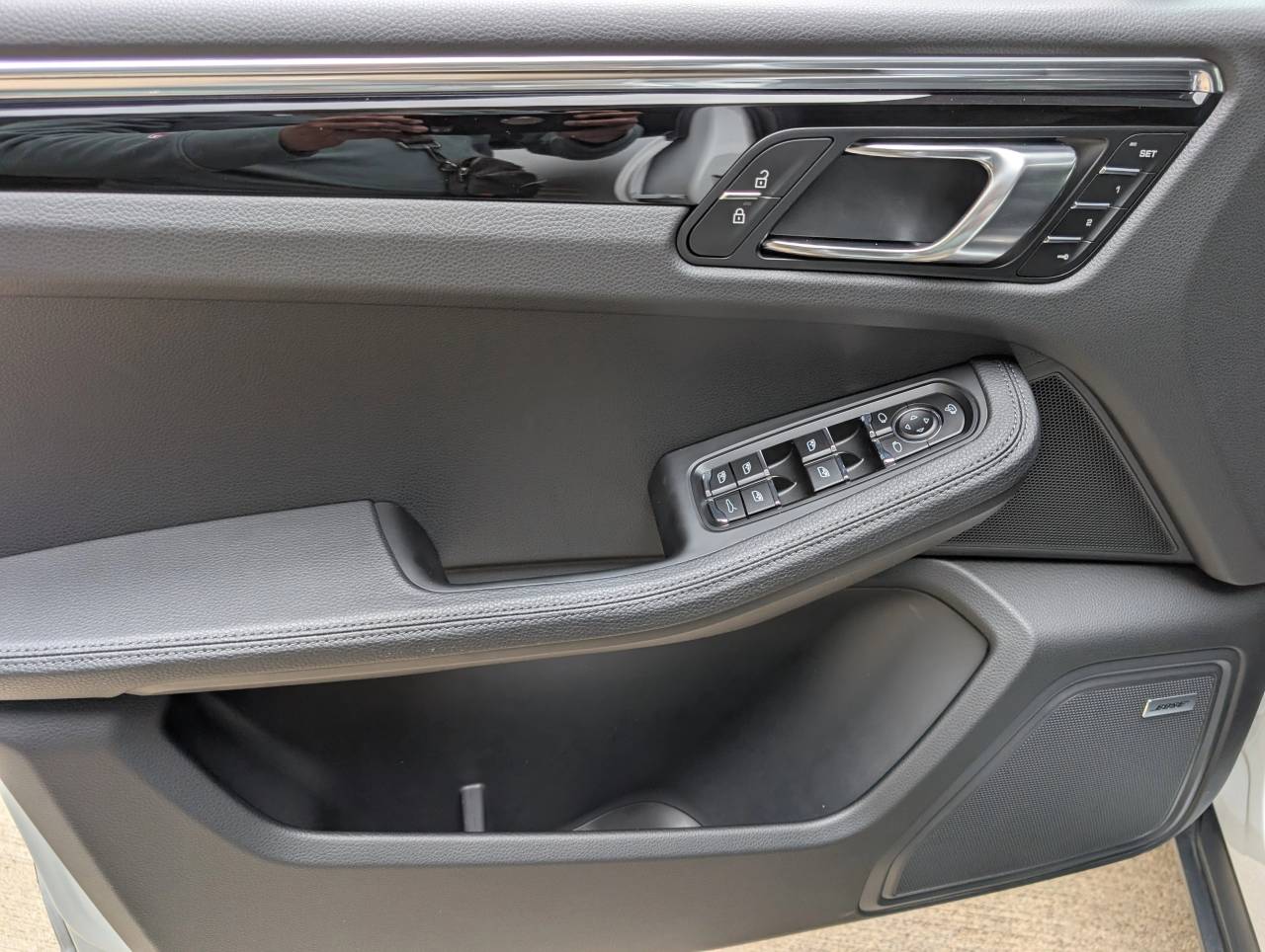 2025 Porsche Macan - Photo 18
