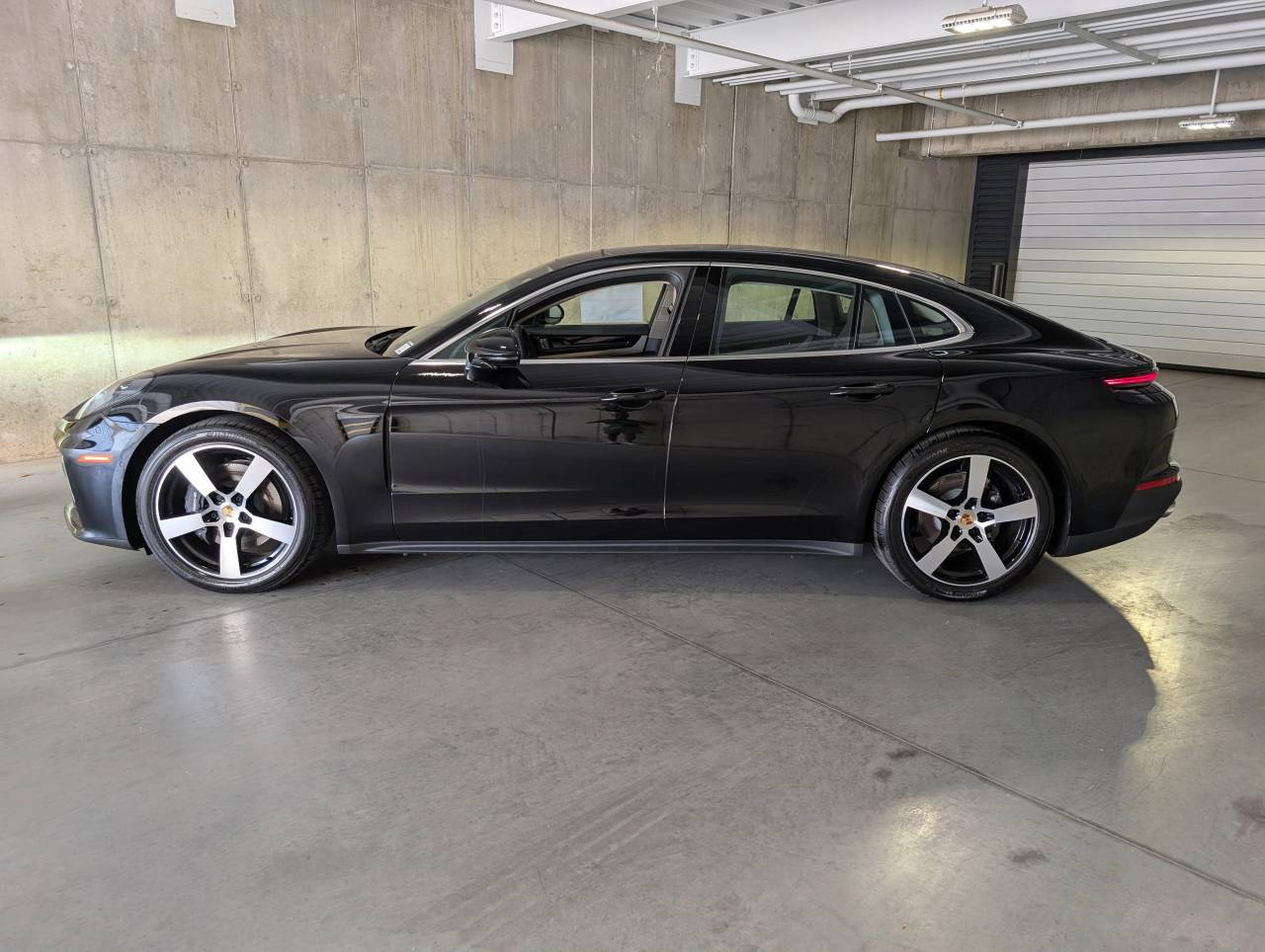 2025 Porsche Panamera 4 photo 2