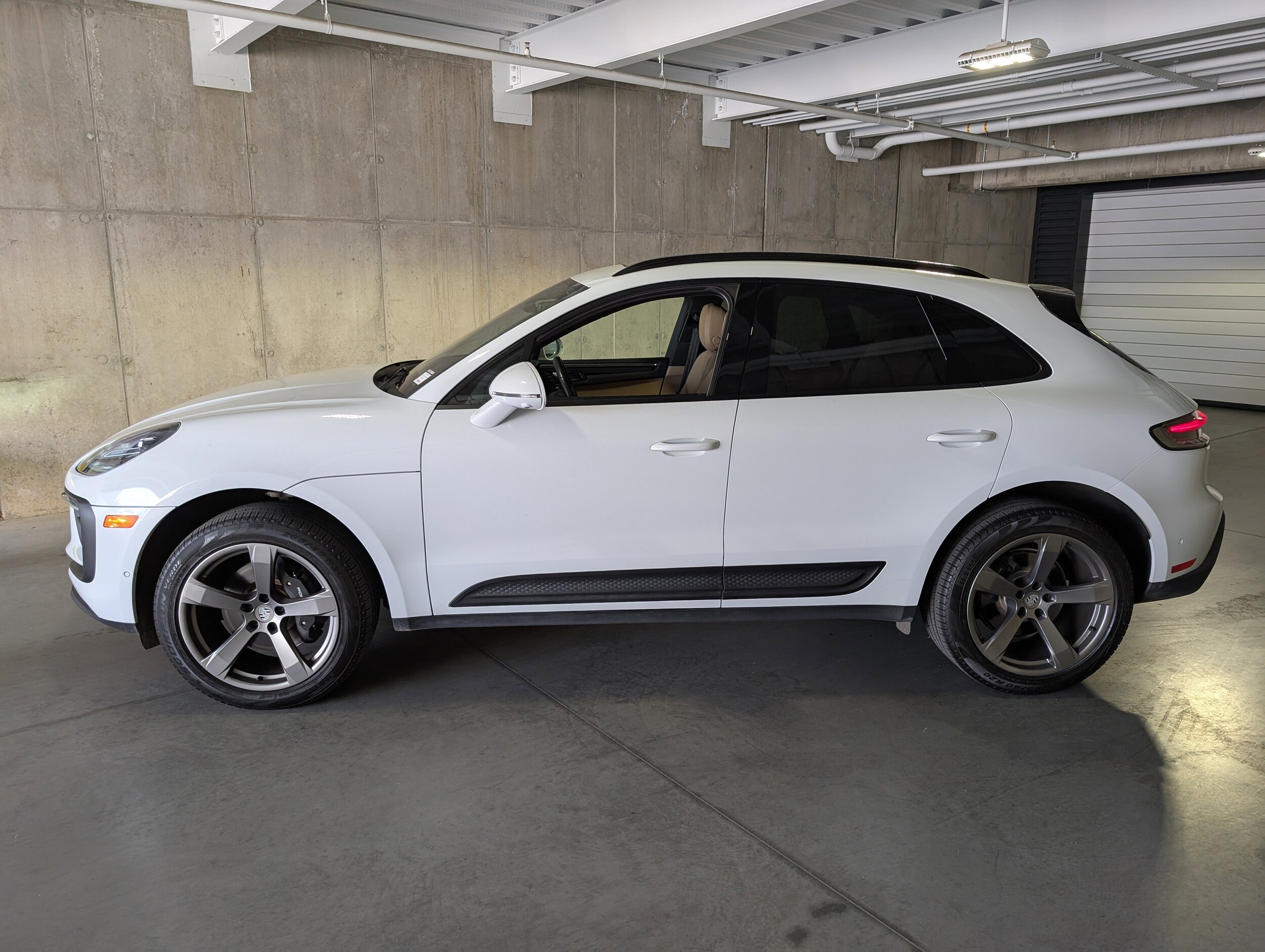 2023 Porsche Macan T photo 2