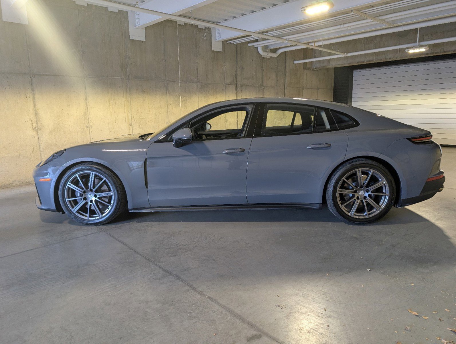 2025 Porsche Panamera 4 photo 2