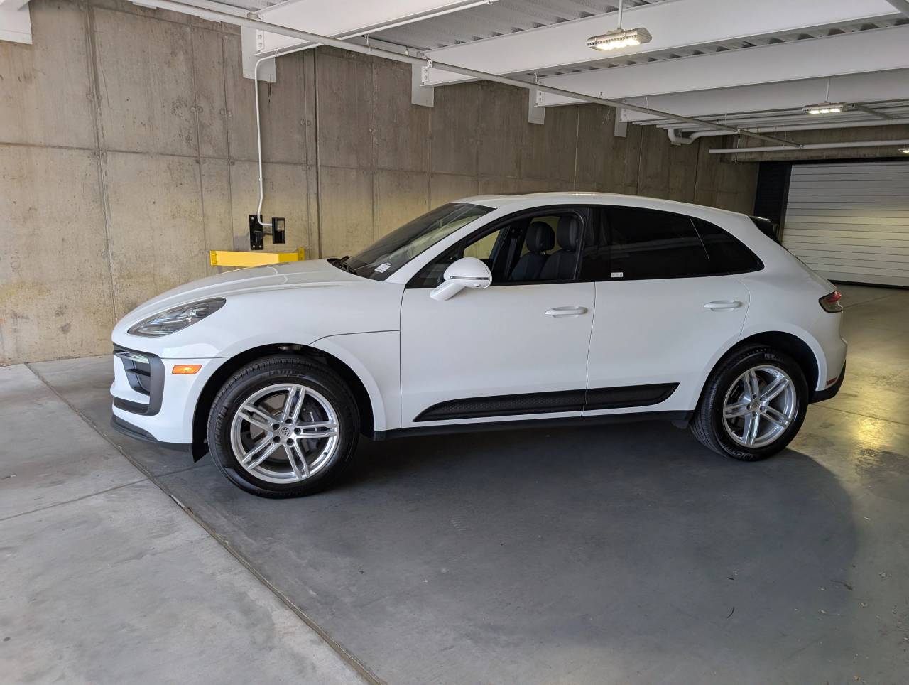 2025 Porsche Macan photo 2