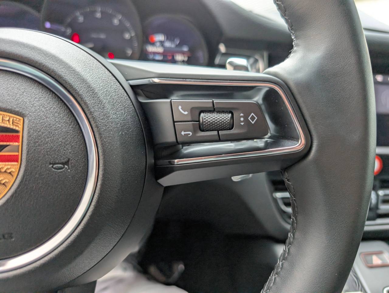 2025 Porsche Macan - Photo 25